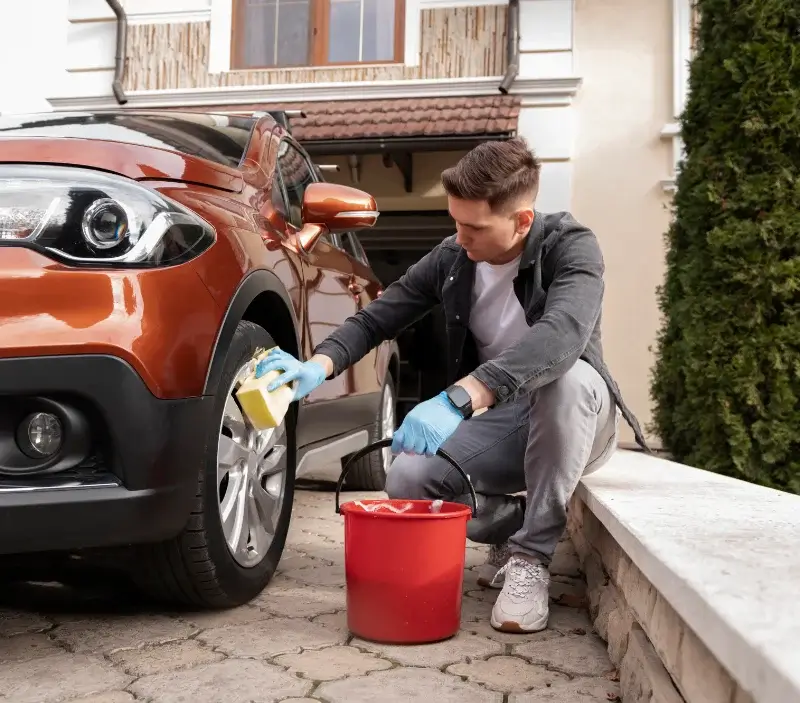 Lavage auto à domicile La Ferté-Chevresis : professionnel intervenant sur un véhicule